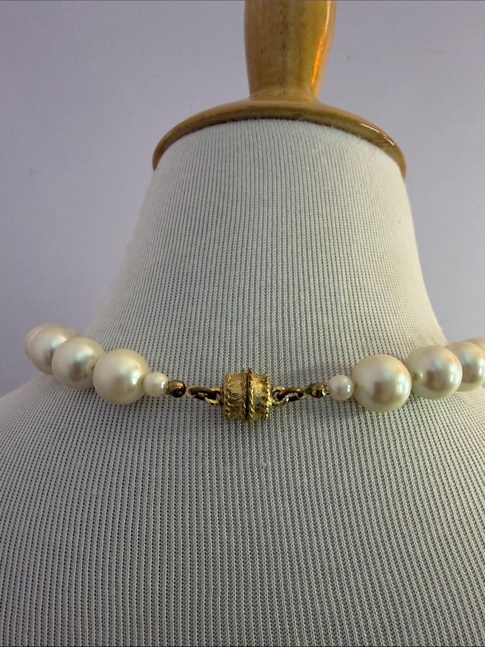 Chunky Faux Pearl Necklace with Magnetic Clasp - Picture 3 of 7